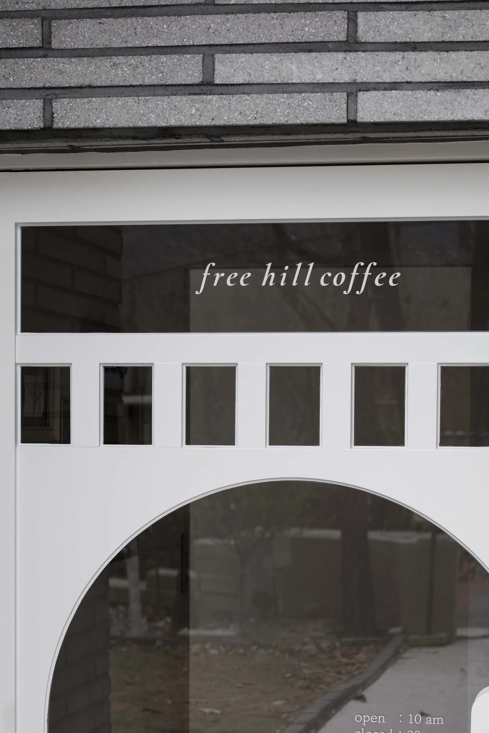 玻璃店面招牌,上面寫著「free hill coffee」。