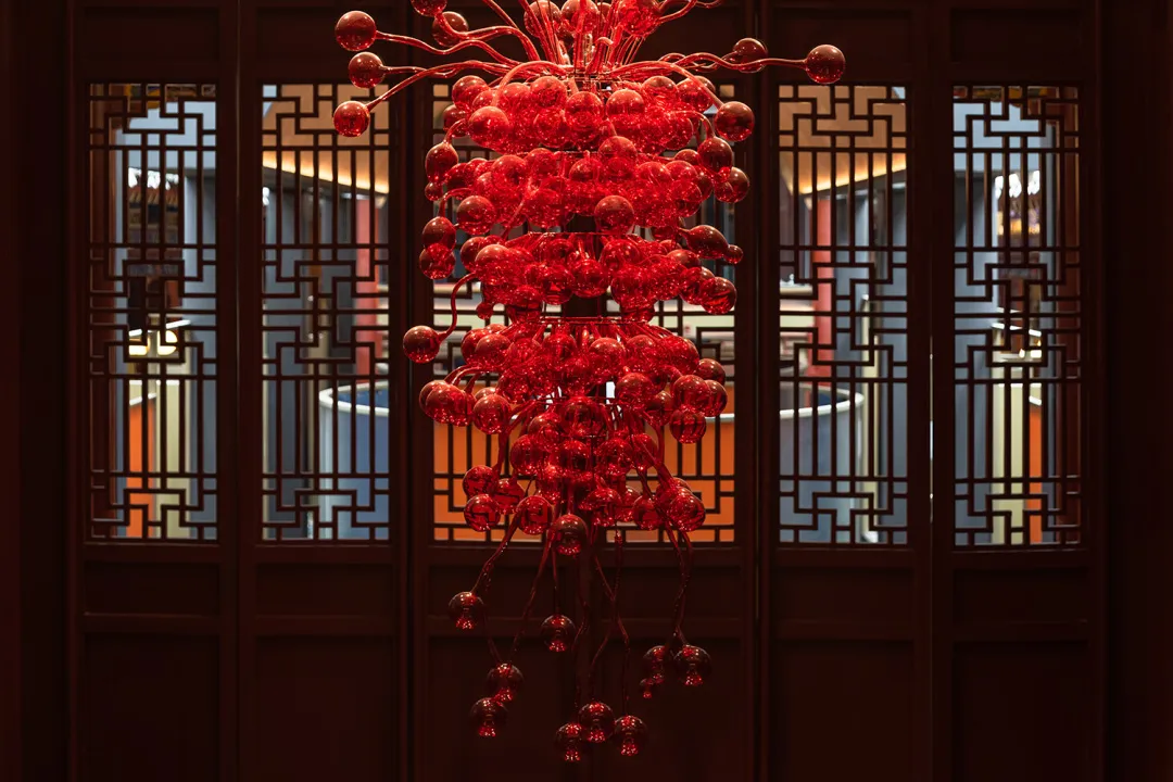 一盞紅色玻璃吊燈懸掛在室內空間。