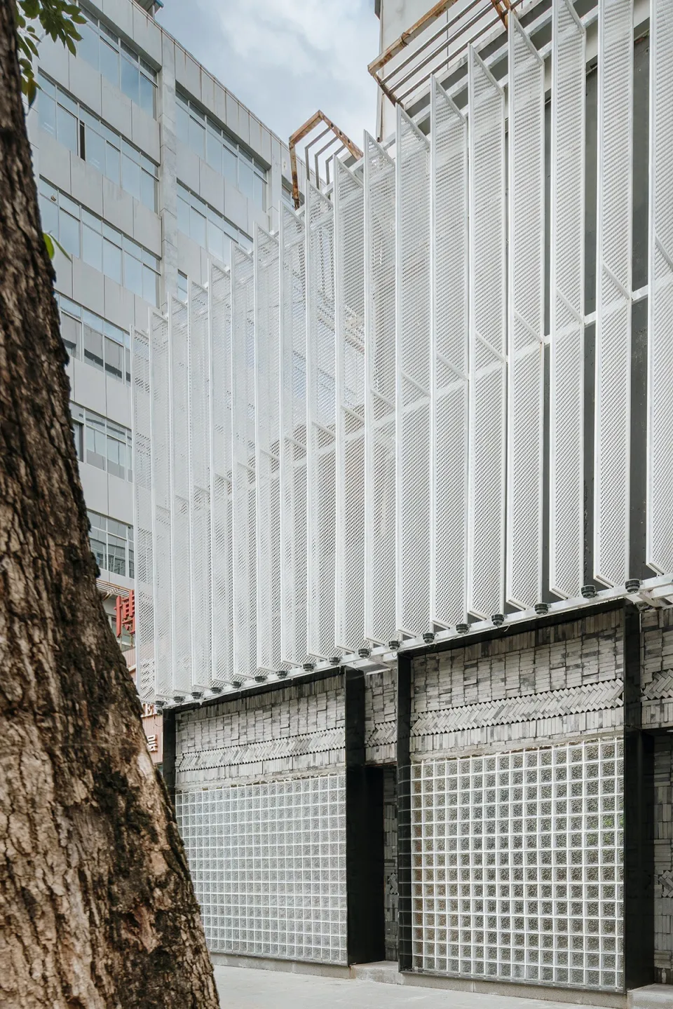 這張圖片展示了一棟現代建築的金屬格柵外觀。