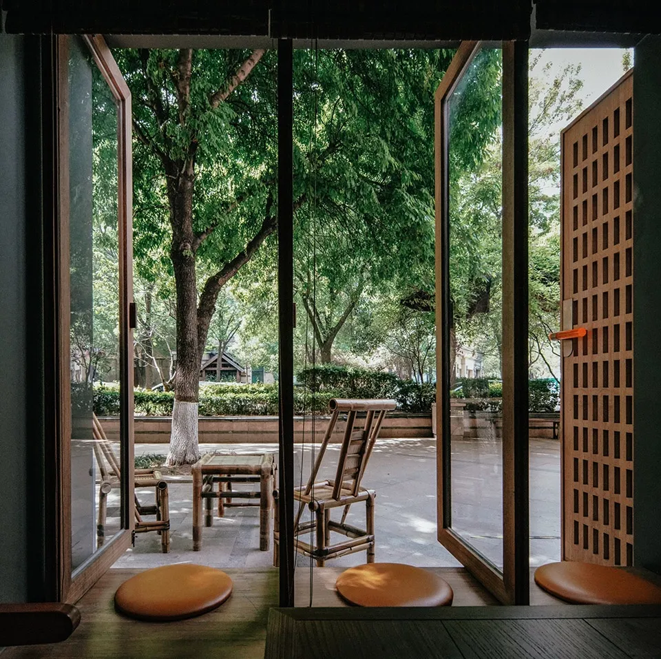 咖啡廳內部一景,展示竹製家具與座位。