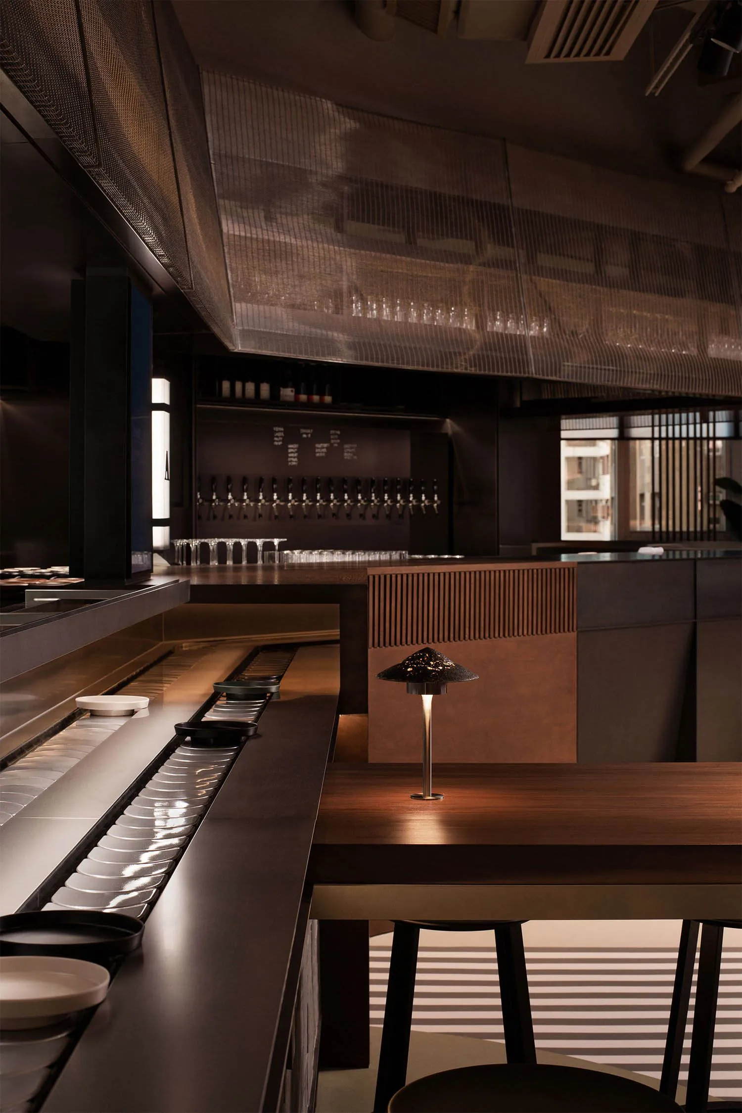 工業風餐廳室內，採用金屬與玻璃結構元素