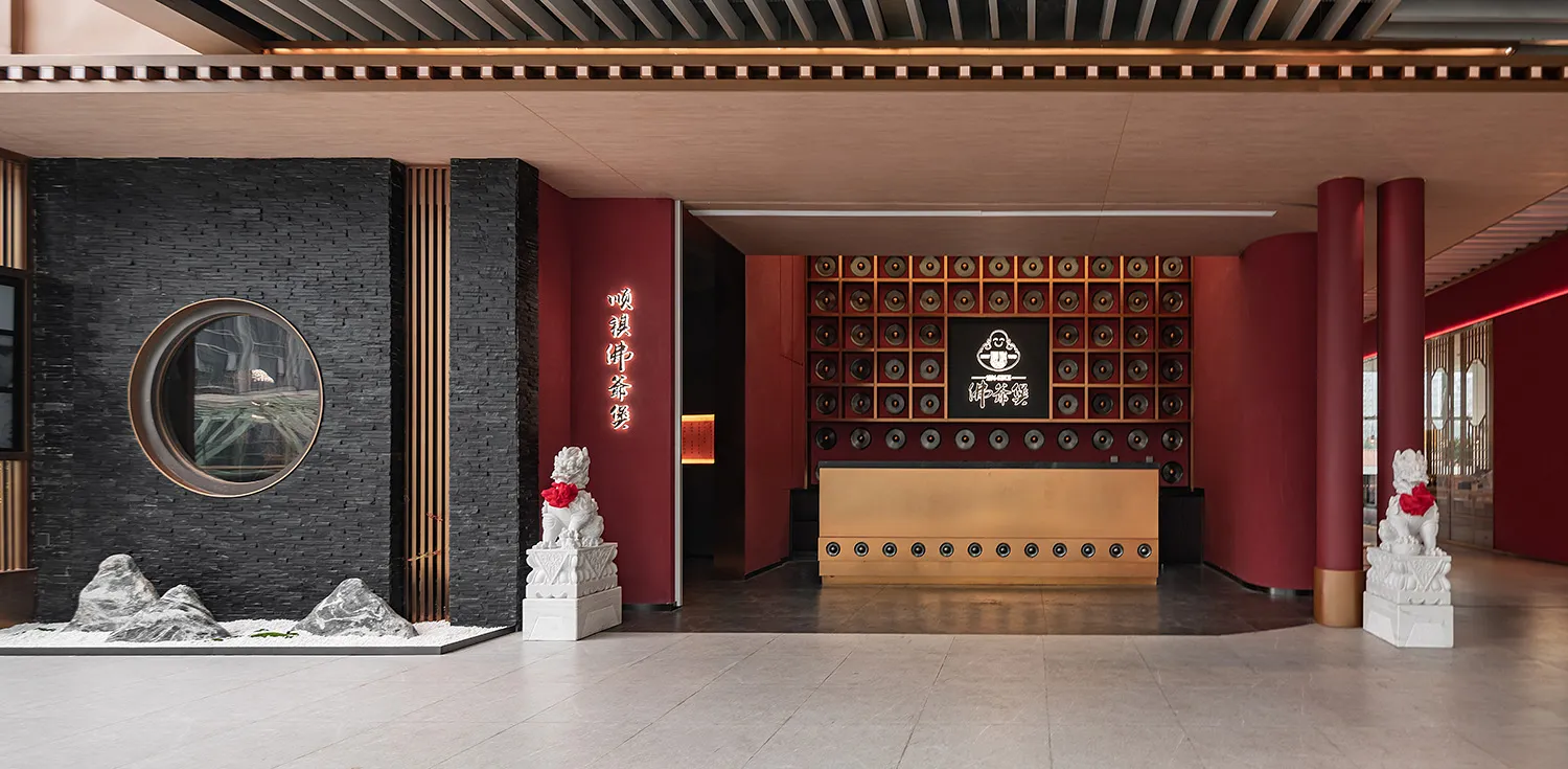 現代餐廳玄關，搭配木質牆板與大理石地板。