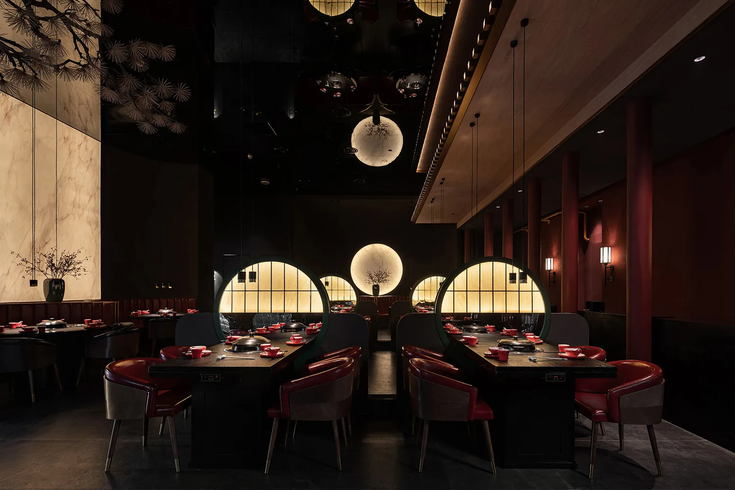 現代餐廳室內,深色木質餐桌椅、圓形玻璃窗及紅色皮革座椅。