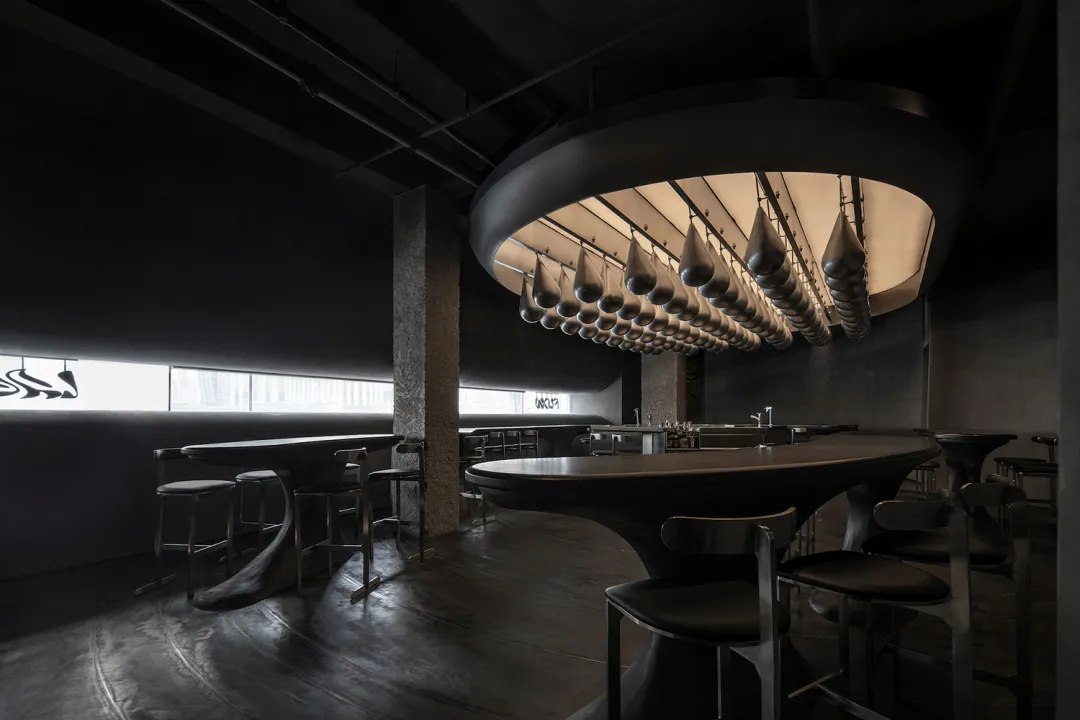 工業風格的餐廳室內,設有金屬吧台與吊燈。