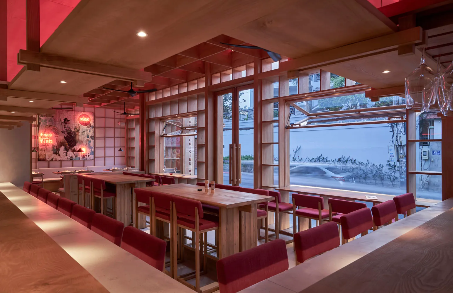 現代咖啡廳室內，搭配木質家具與花卉背景