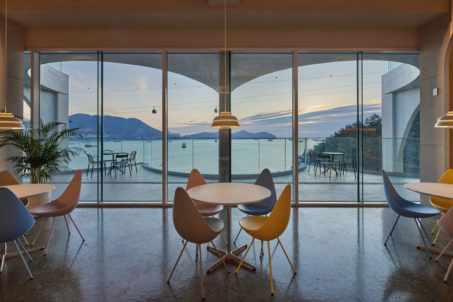 Modern coffee shop featuring concrete and glass materials.