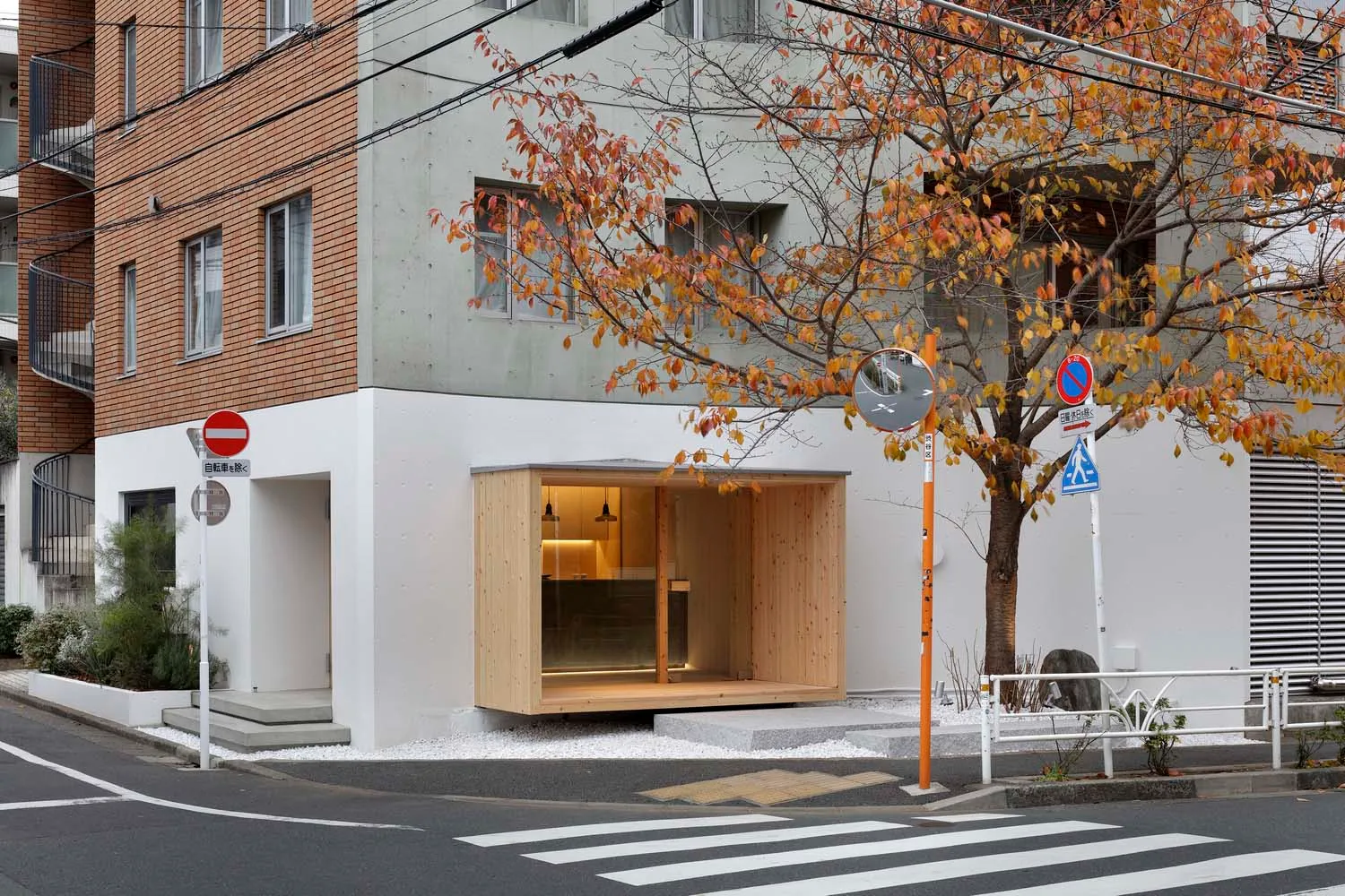 一座現代外觀建築,帶有木質元素與混凝土結構。