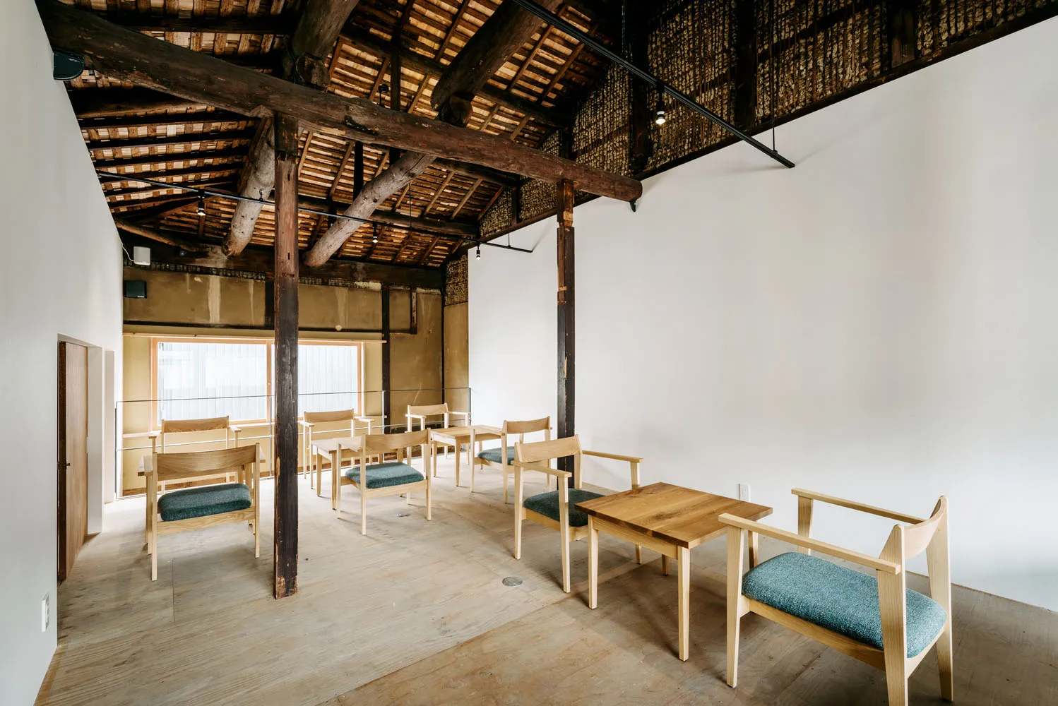 現代自助餐廳內擺放木質家具,採用簡約設計元素並搭配自然採光。
