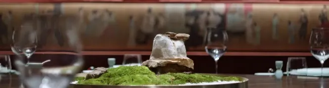 餐廳內以苔蘚與裝飾元素打造的桌心擺飾。