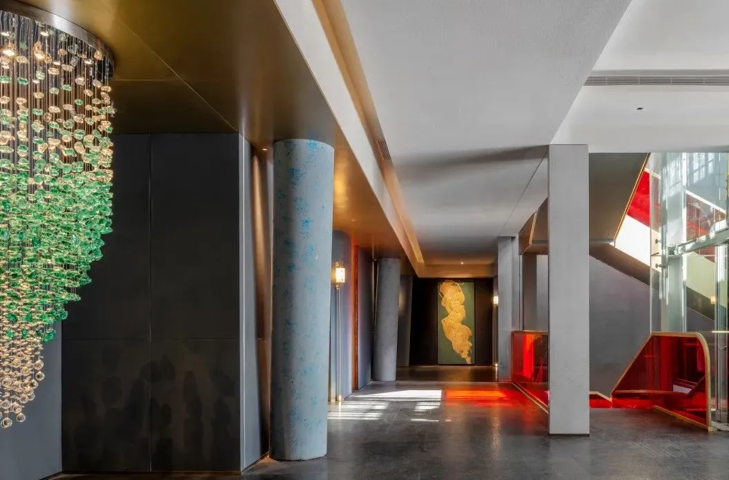 Modern hotel lobby featuring metallic design elements