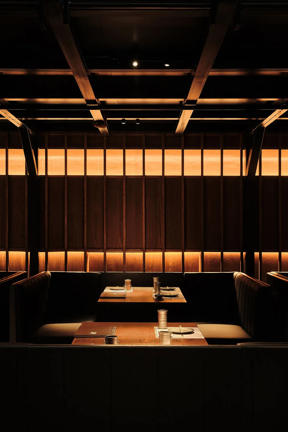 工業風餐廳室內,搭配木製長椅與燈光