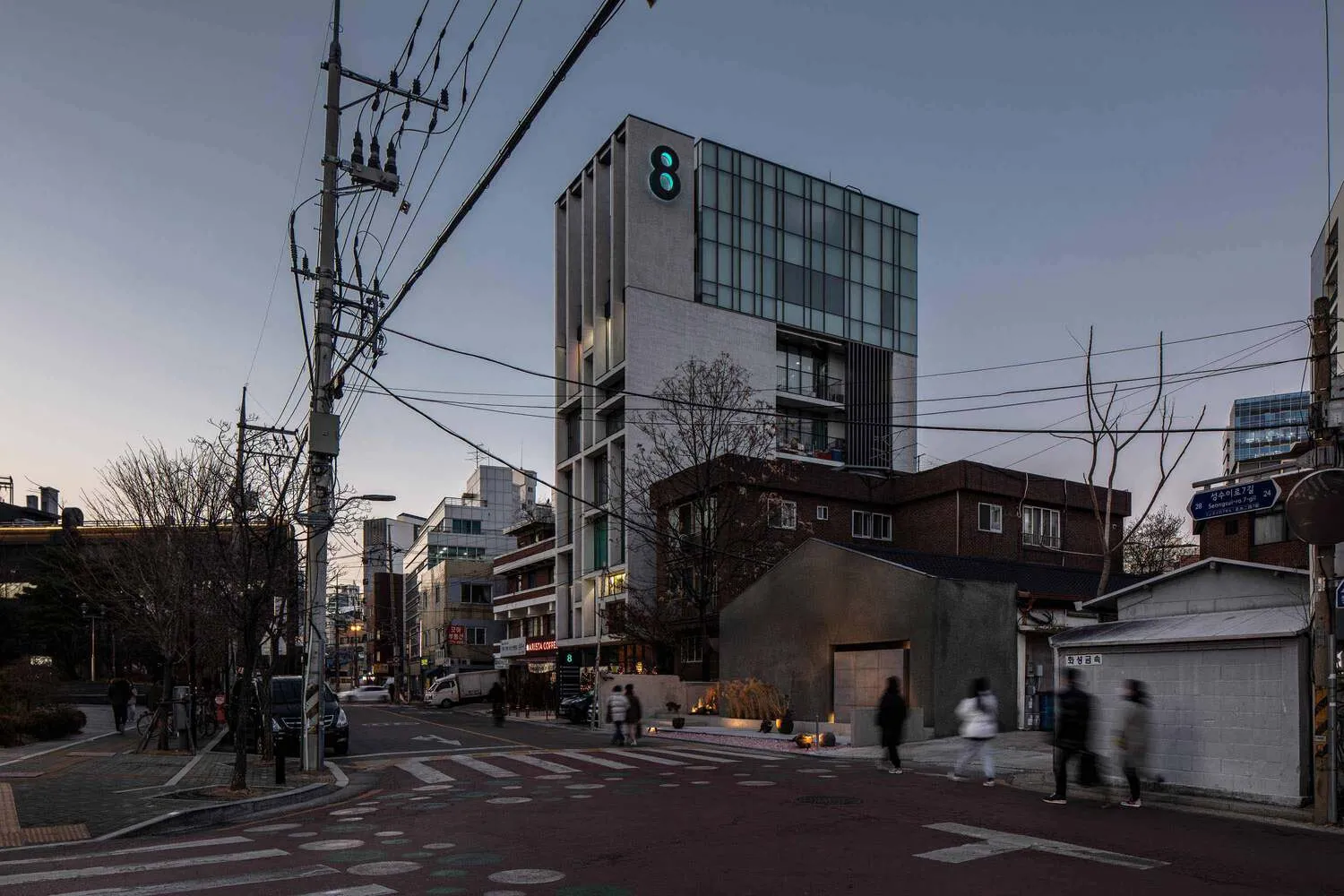 一座現代建築採用混凝土與玻璃外觀,呈現都市建築設計。