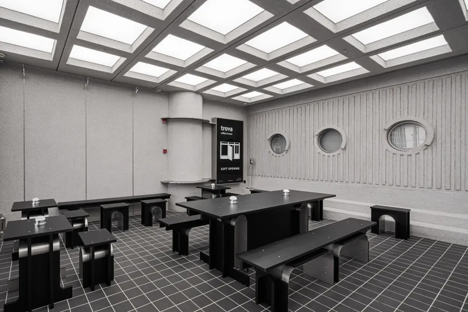 現代辦公室空間，陳設金屬家具。