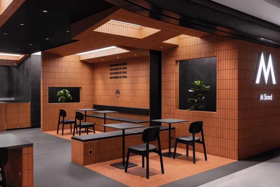 現代咖啡廳室內,展現混凝土與木質材料。