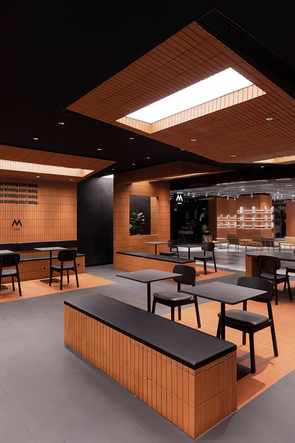 工業風餐廳室內,設有磚砌吧台與座位區。