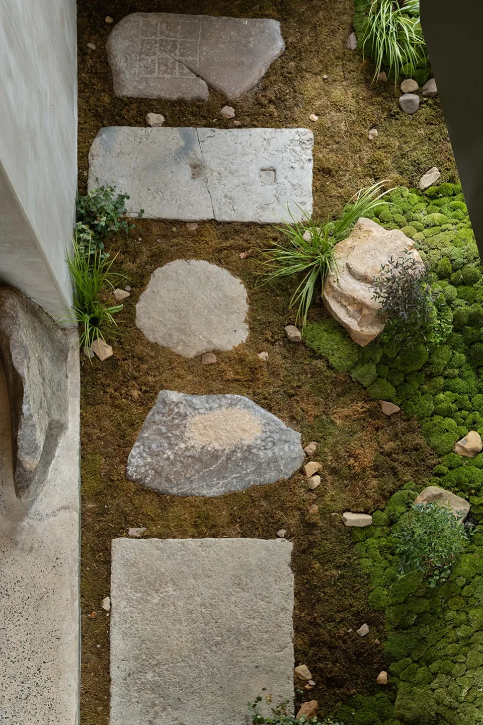 A garden floor plan featuring stones and moss.