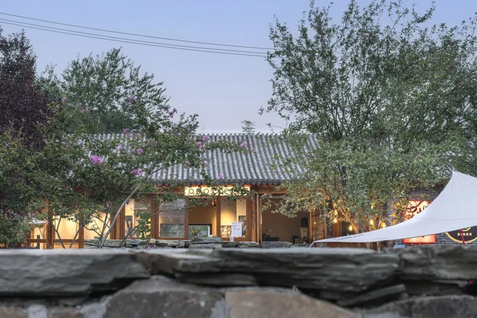 A traditional architecture restaurant with a stone rooftop and wooden exterior.