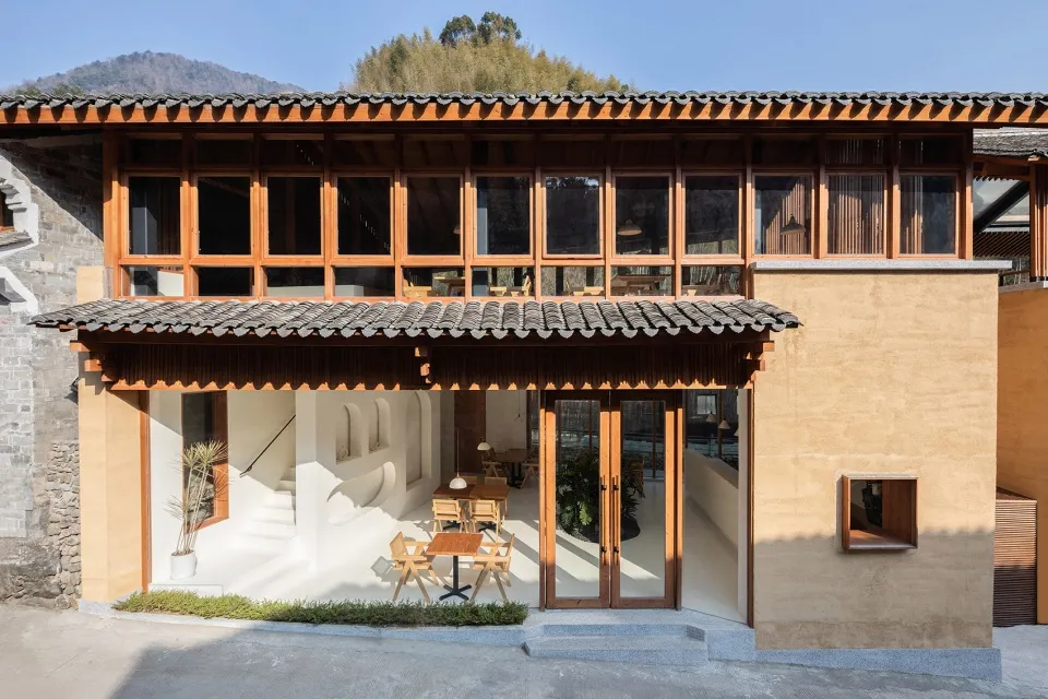 單層極簡住宅擴建,採用混凝土與木質材料。