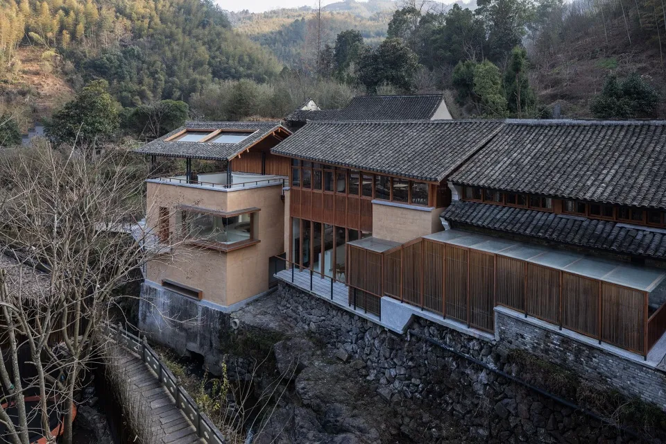 現代住宅室內以木質與混凝土材質打造,置身自然景觀之中。