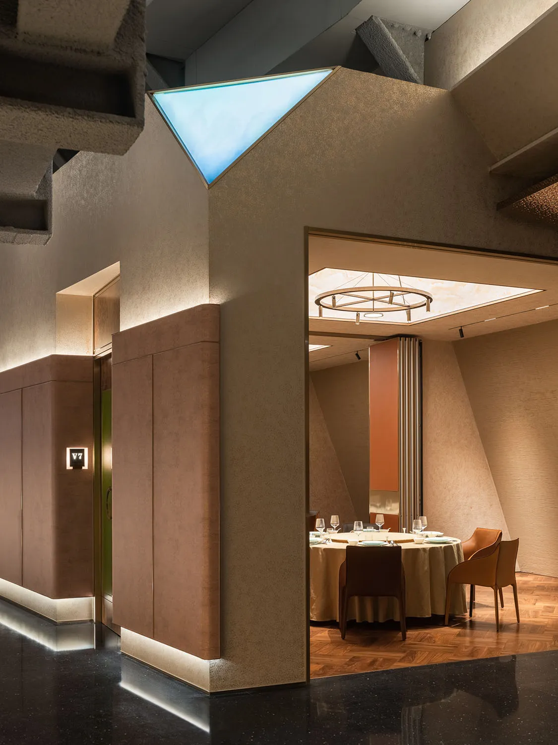 現代餐廳用餐區,搭配混凝土柱、裸露橫樑與圓形燈具