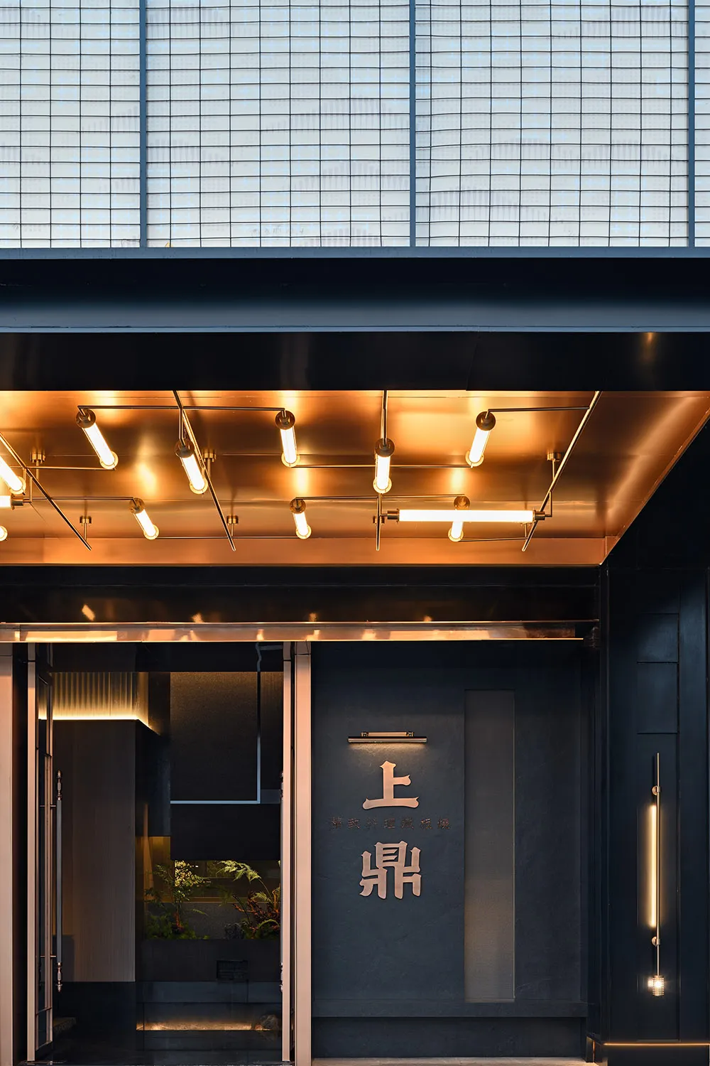 現代餐廳入口,採用金屬與玻璃材質。