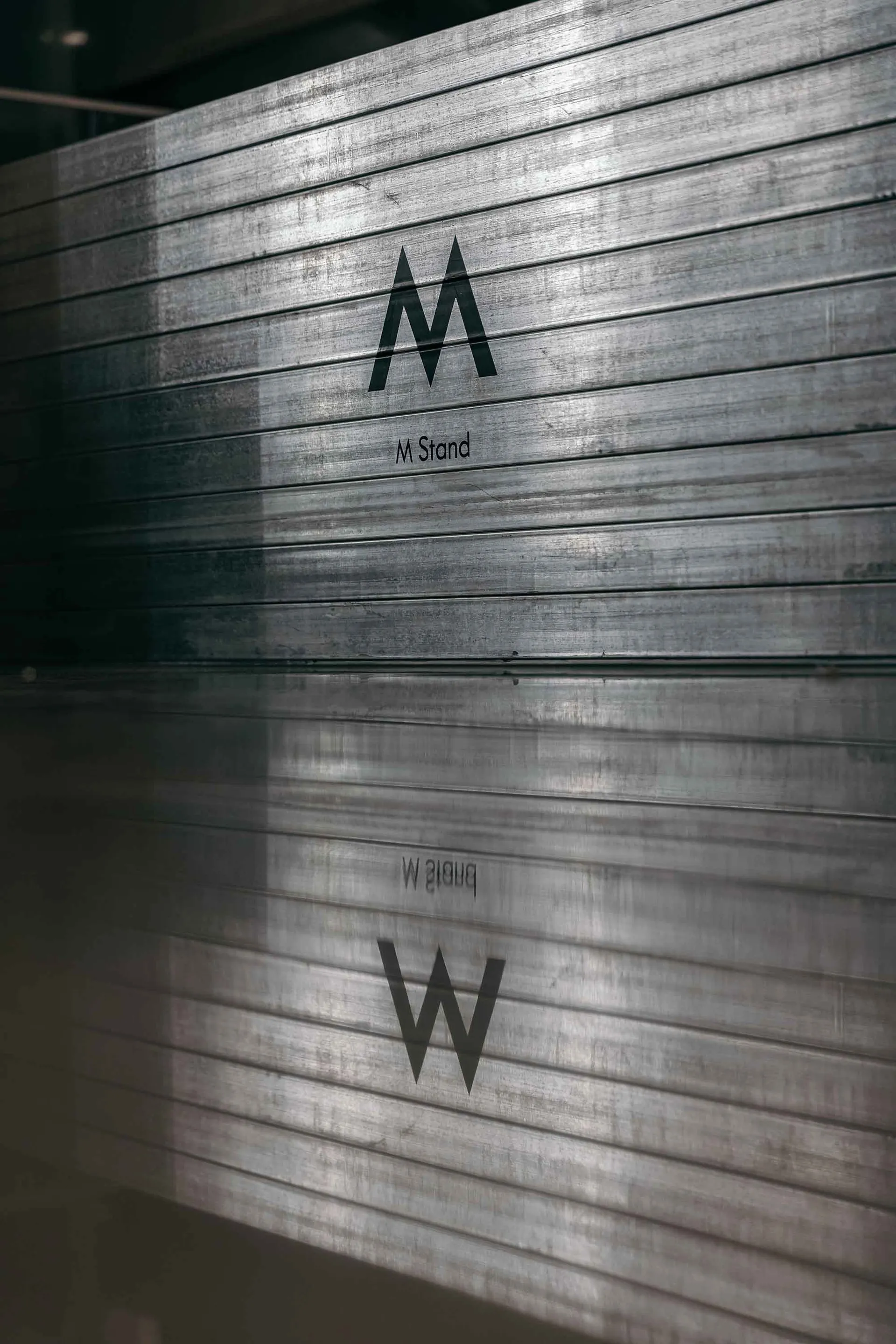 金屬店面,上面有字母 M 和 W