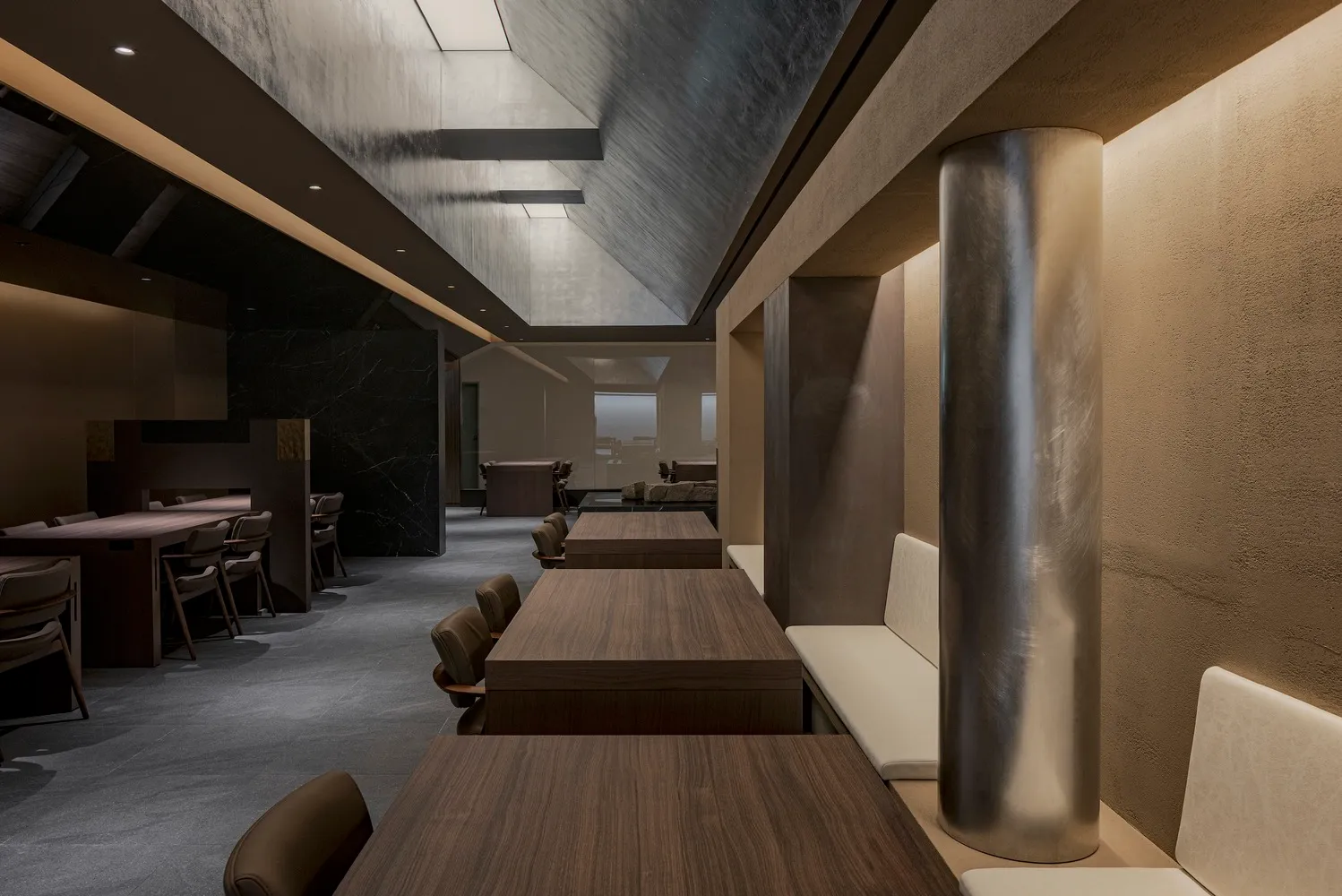 現代餐廳室內，木質家具搭配混凝土牆面
