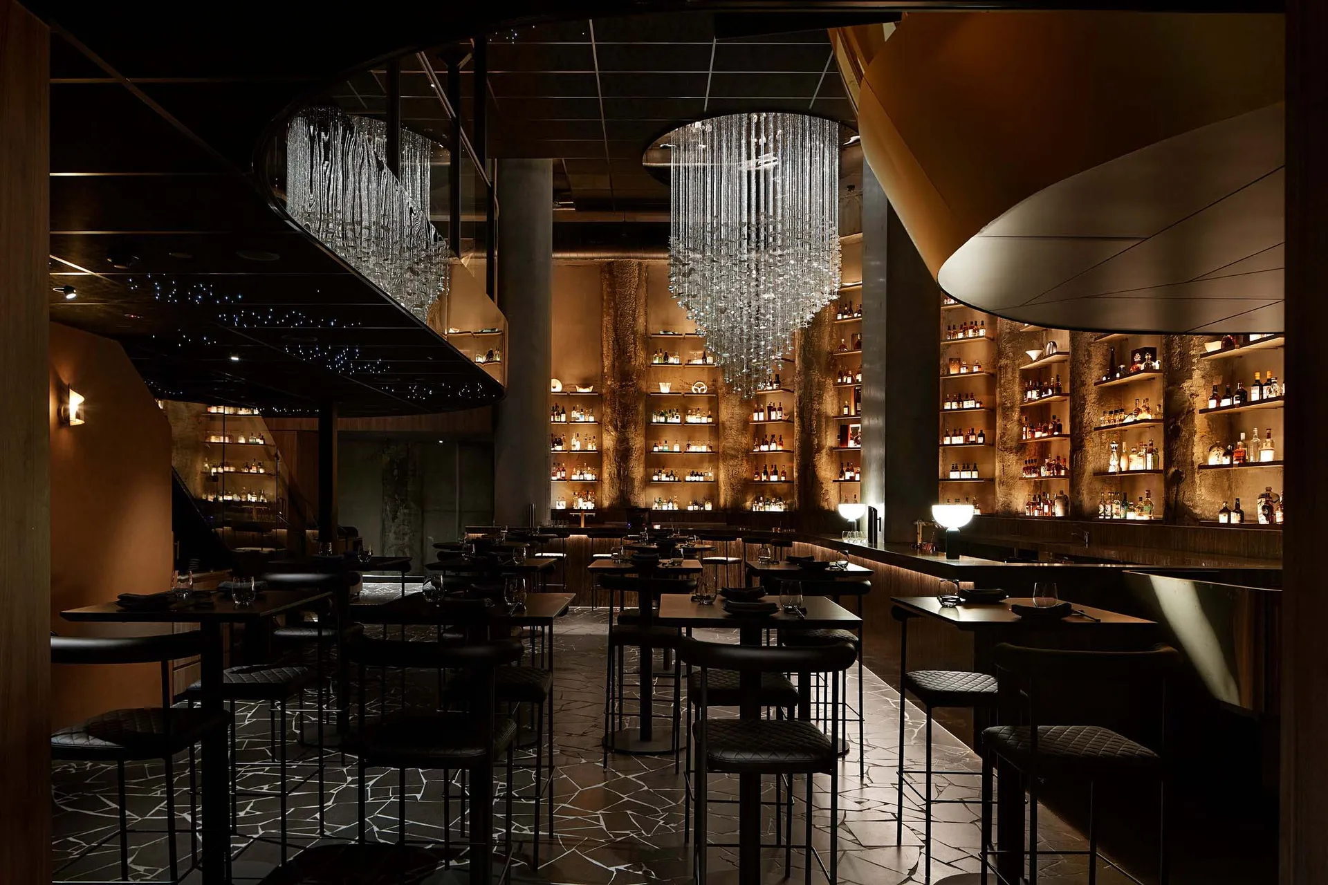 工業風餐廳內部,搭配金屬元素與現代燈光。