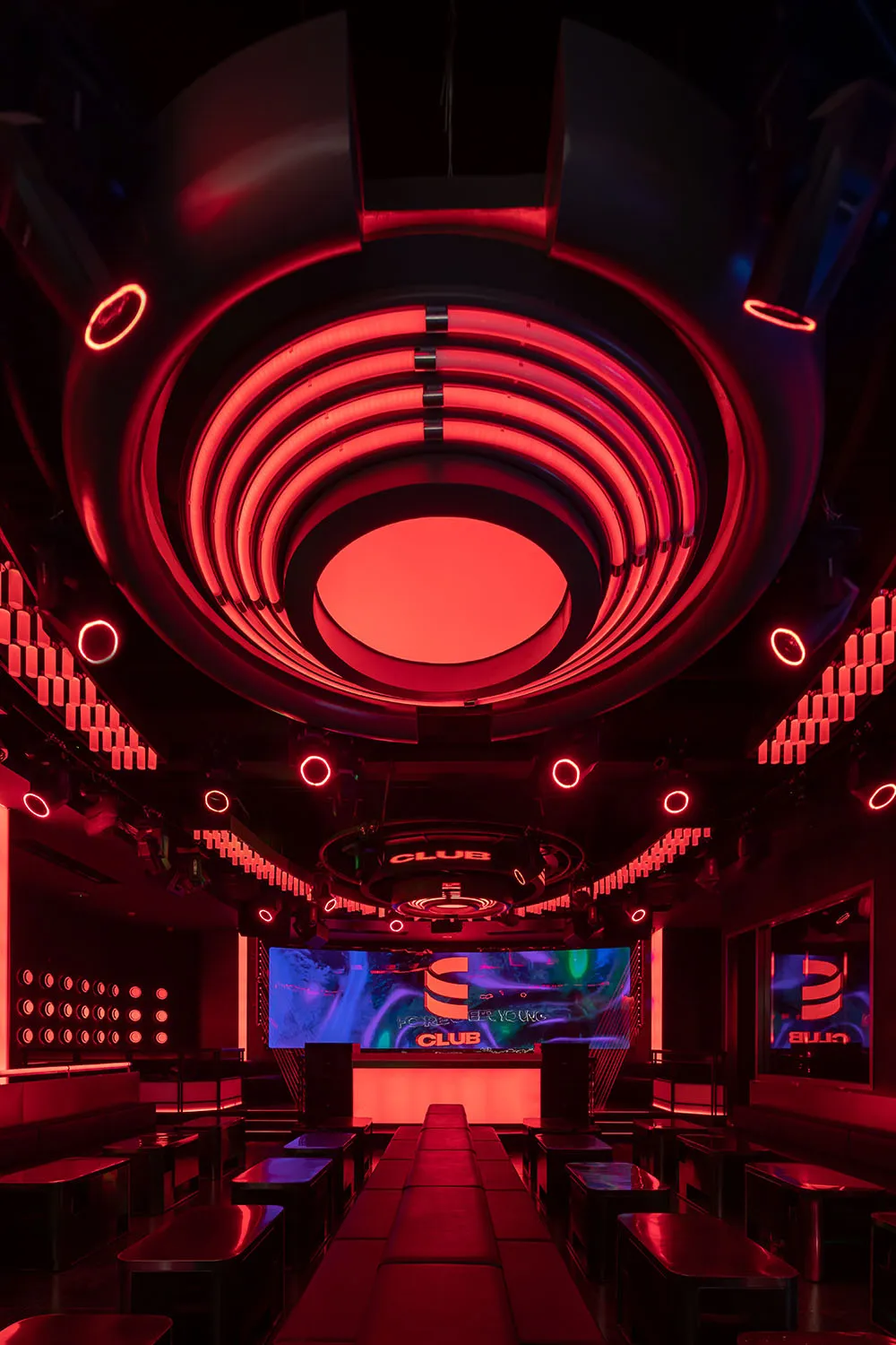 現代夜店的室內設計,搭配霓虹燈光。