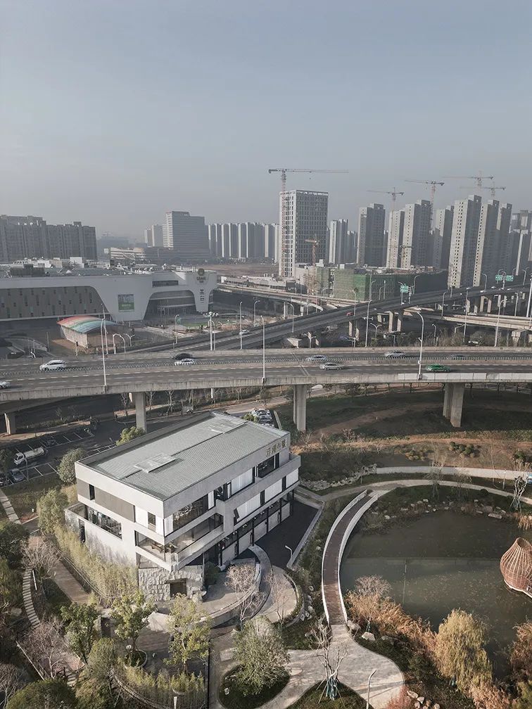 極簡都市景觀,展現混凝土結構與綠意植栽。
