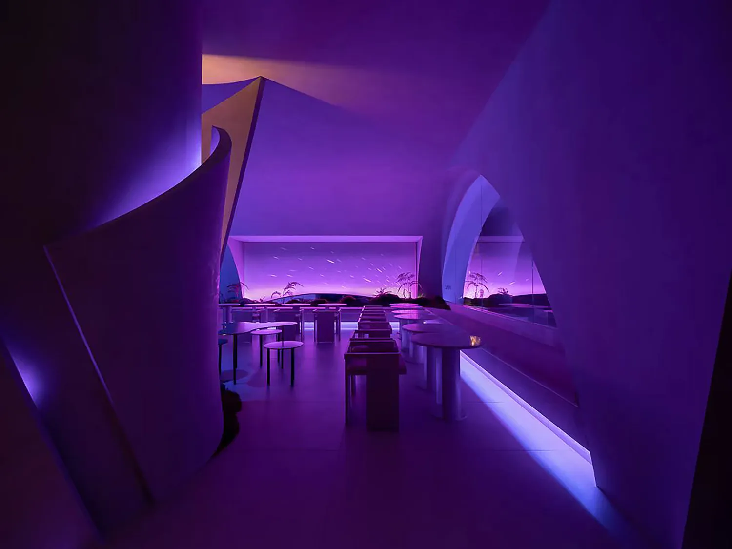 極簡餐廳室內,玻璃牆面與紫色燈光照亮的座位區。