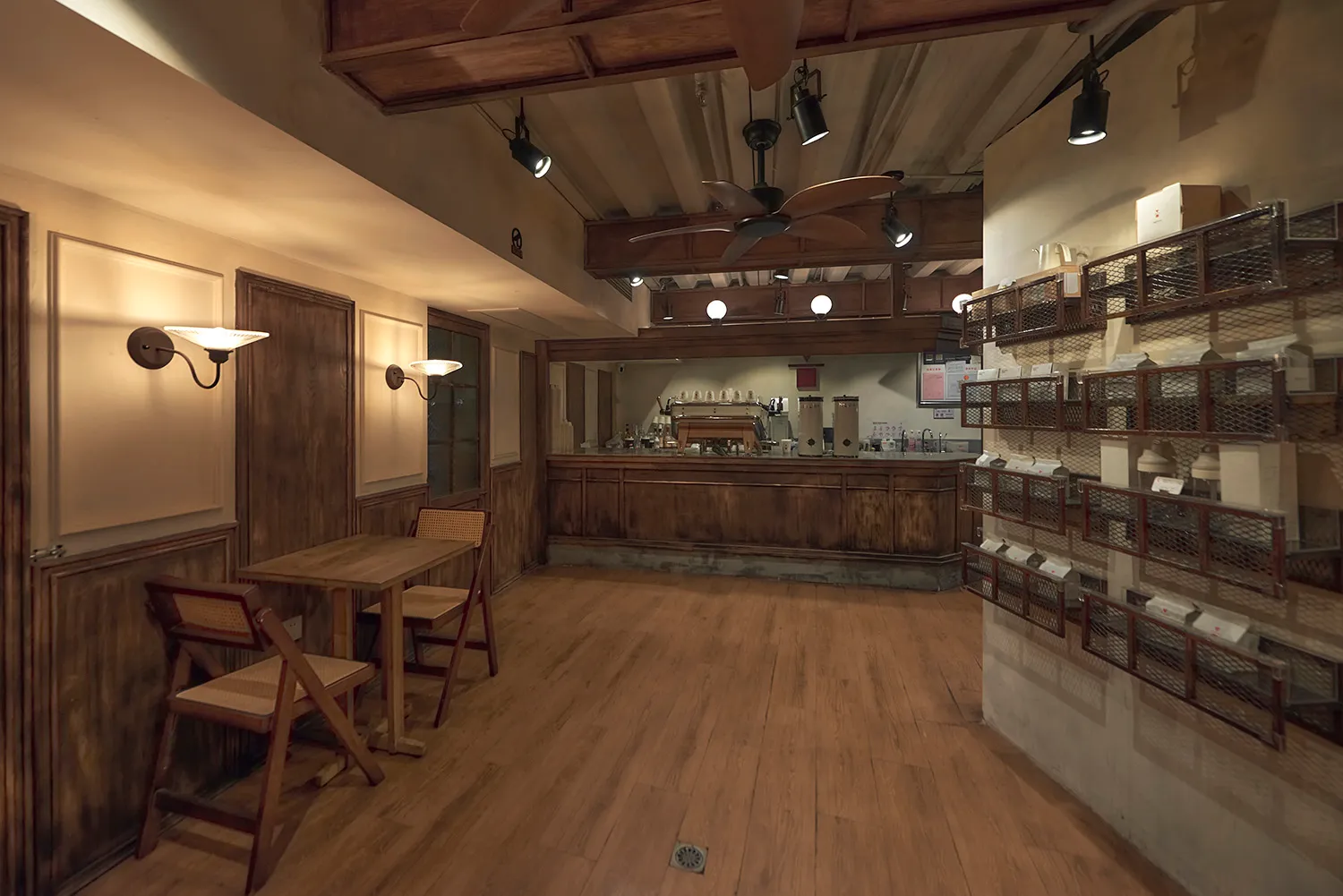 工業風格餐廳室內，搭配木質元素，設有吧台、座椅與燈具。