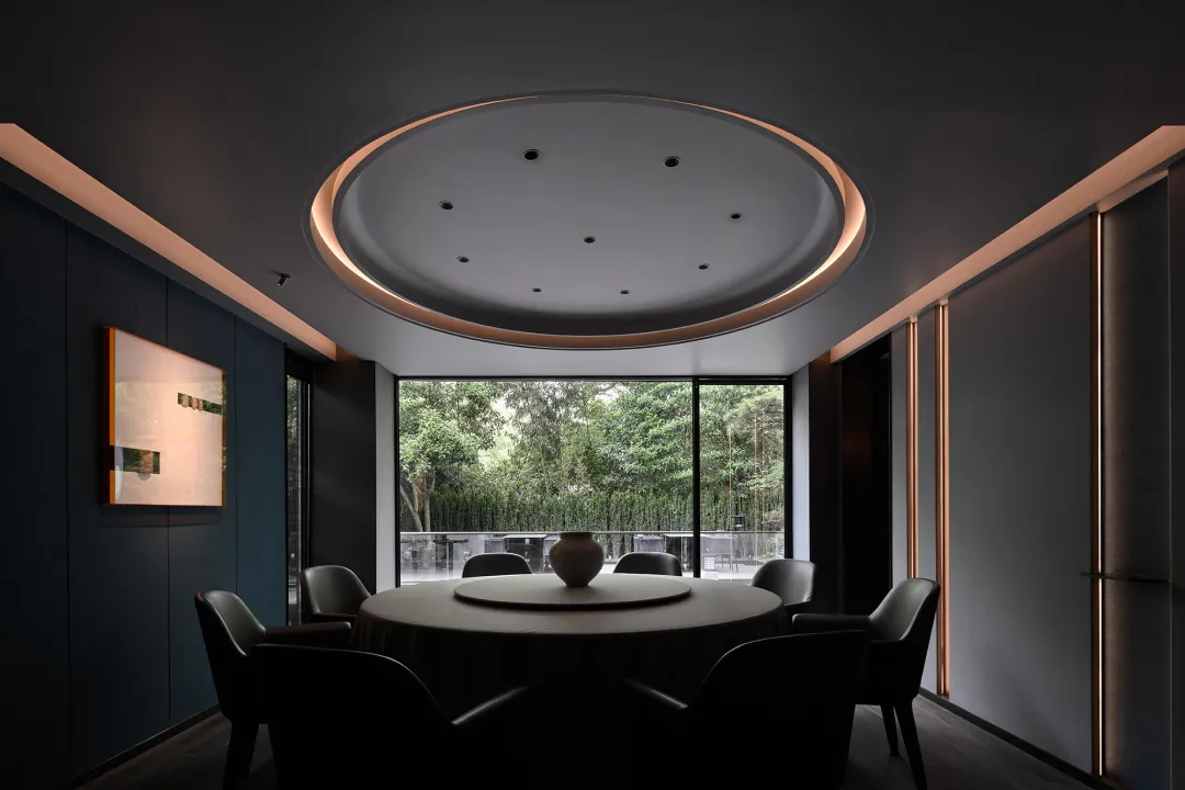 Modern dining room featuring metallic elements