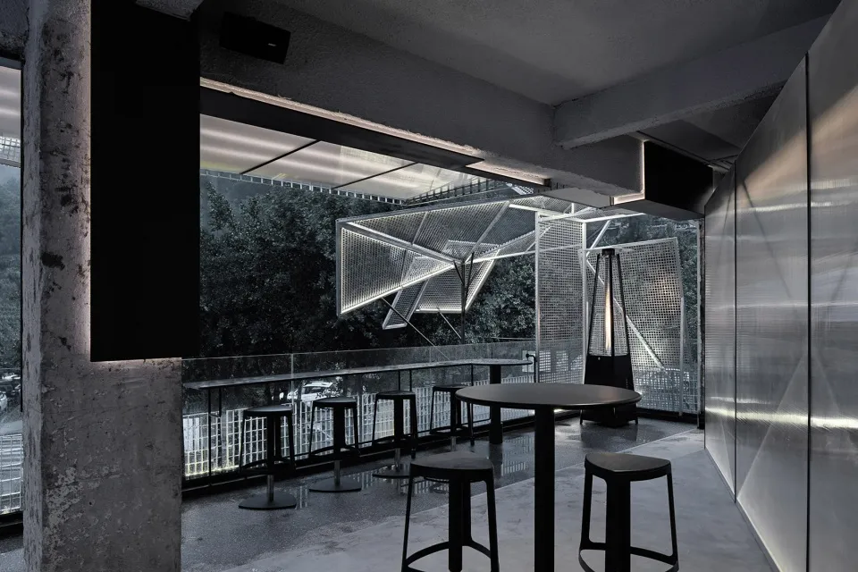 室內餐廳配有金屬座椅與餐桌,展現工業設計元素