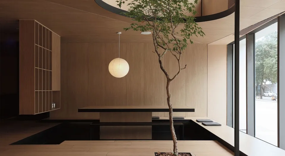 現代餐廳室內採用木地板搭配極簡裝飾設計。