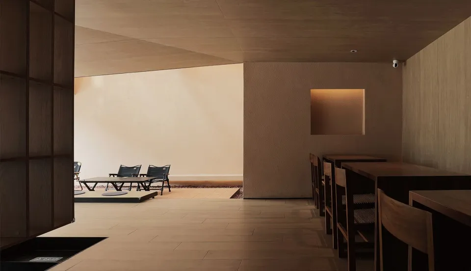 簡約風格的餐廳室內,搭配木質餐桌與餐椅