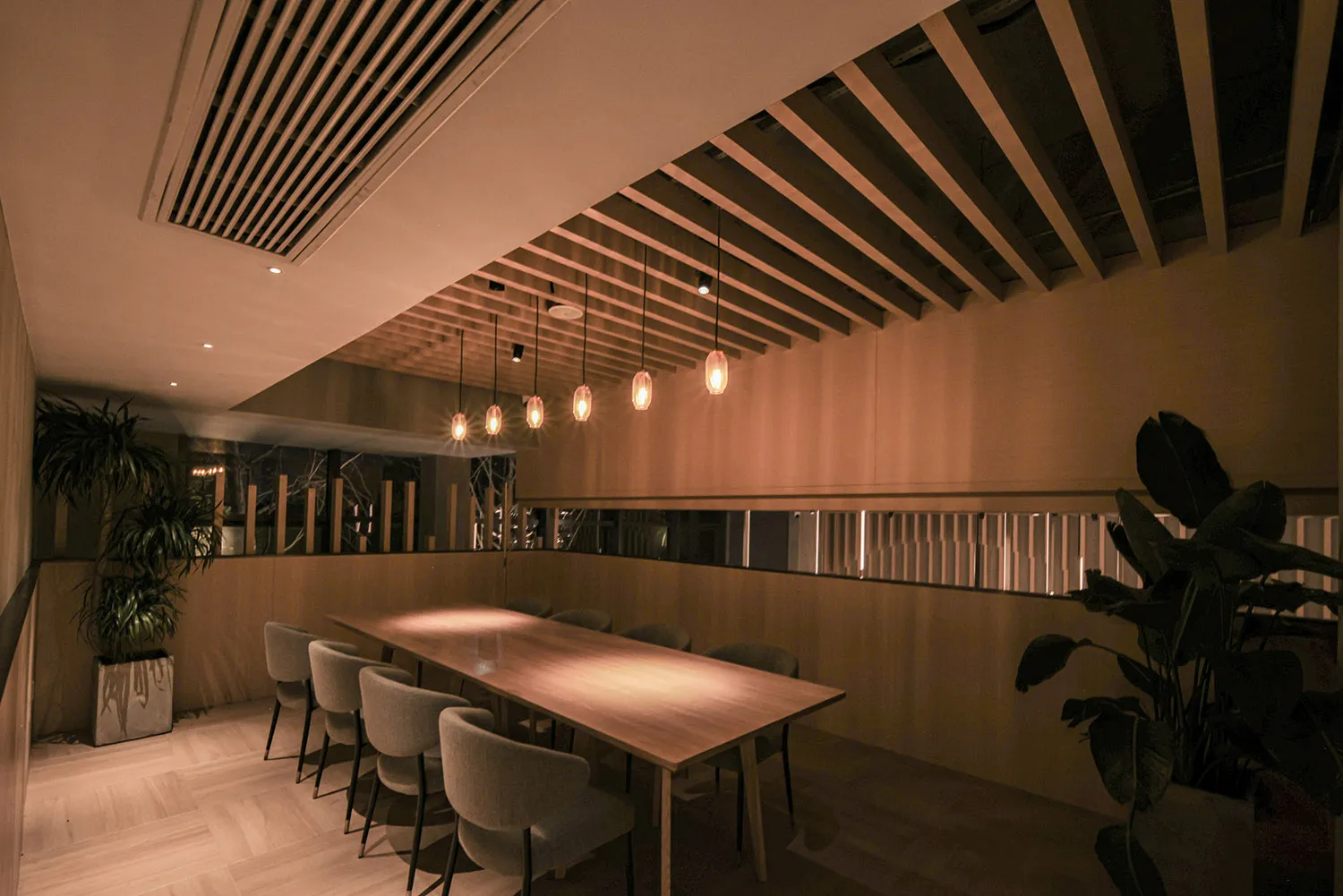 工業風餐廳室內,搭配木質餐桌與混凝土元素
