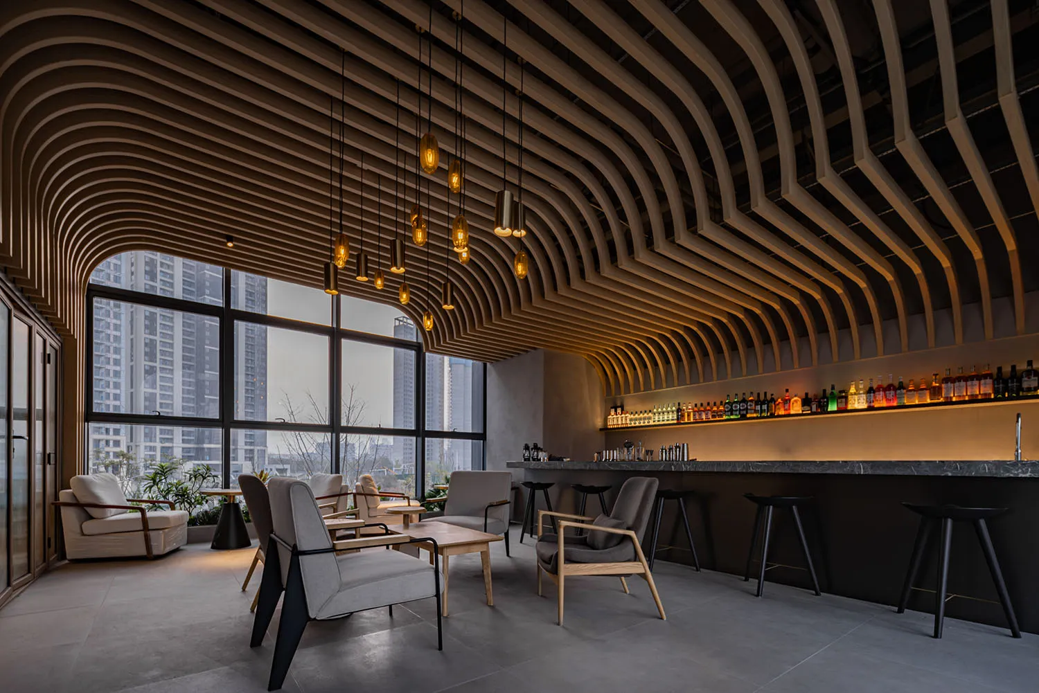 現代咖啡店吧台,搭配木質元素與混凝土地板,配有俐落家具與陳列豐富的吧台。