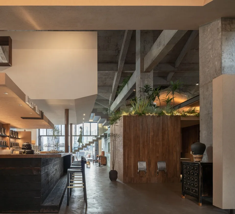 工業風餐廳室內,展現木質、混凝土與金屬材質。