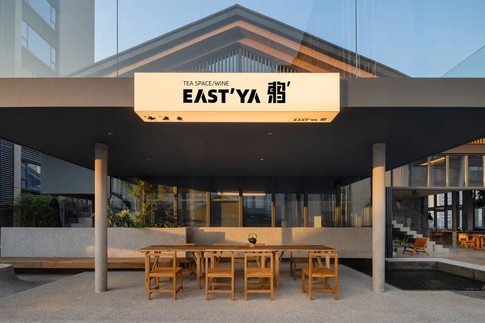 極簡餐廳外觀,採用混凝土與玻璃材質。