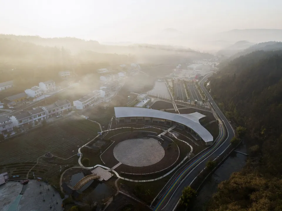 現代都市景觀,混凝土高速公路蜿蜒穿過景觀。