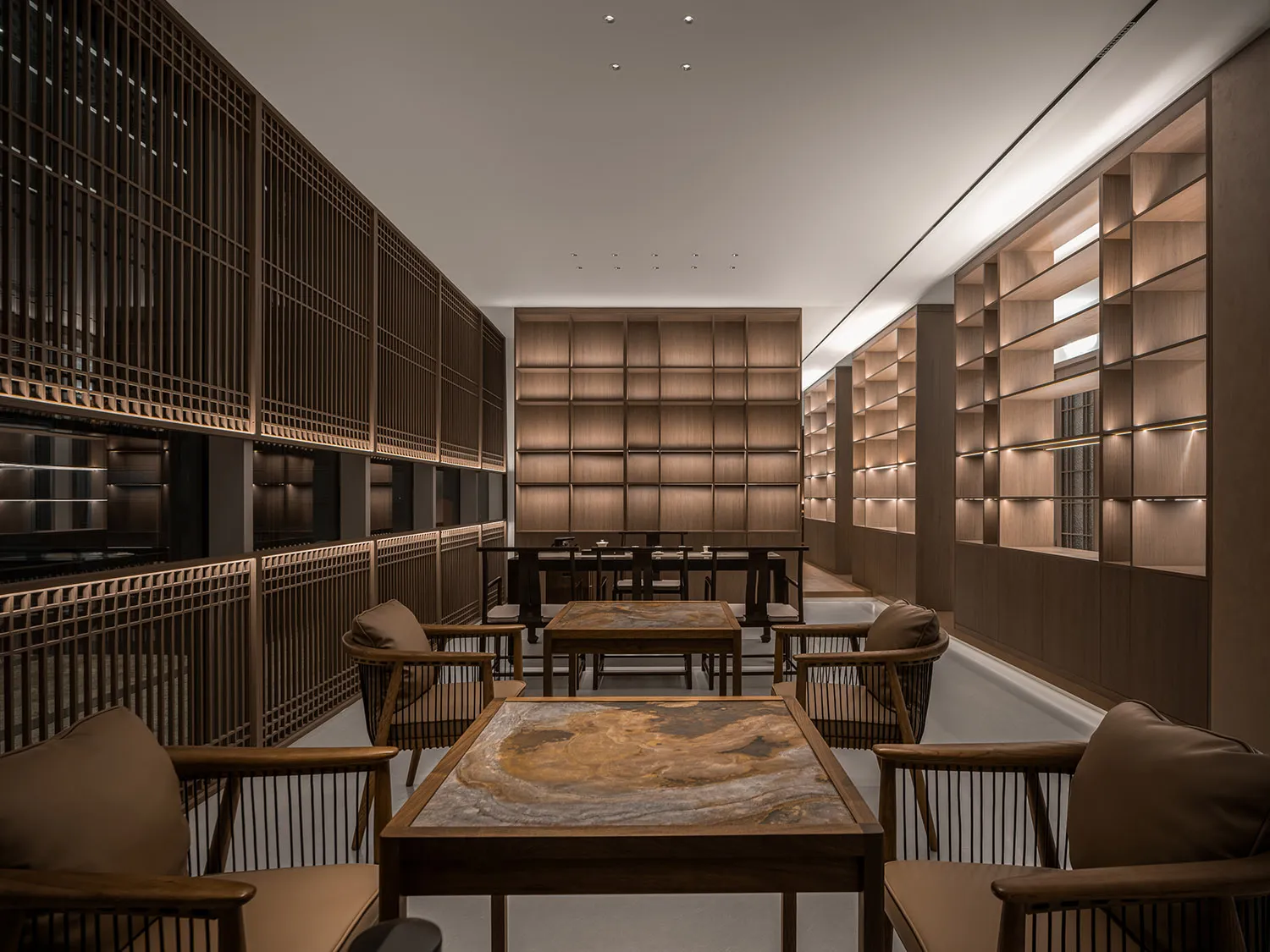 現代書房內有木製桌椅,中央大型石面桌,旁有書架