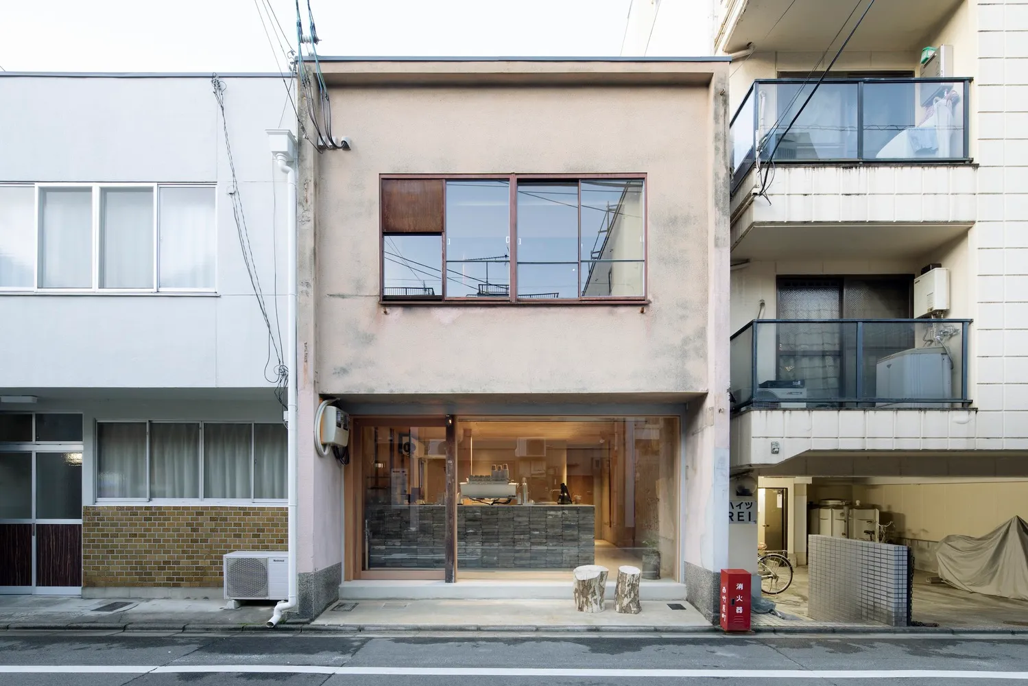 現代零售店面採用混凝土與玻璃材質