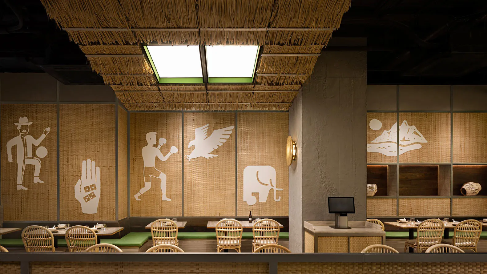 餐廳室內照,展示竹製天花板與用餐區域。