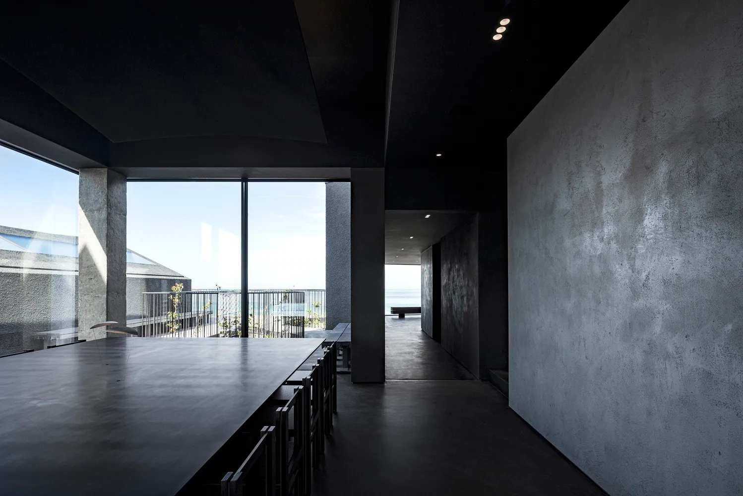 極簡餐廳室內,混凝土地板與牆面。