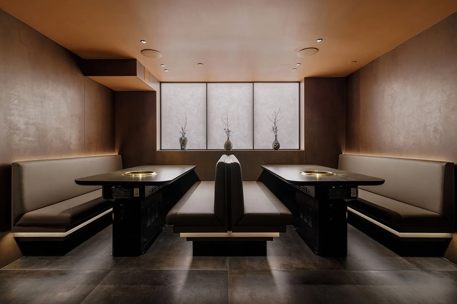 工業風餐廳室內,採用混凝土、木材與金屬材質。
