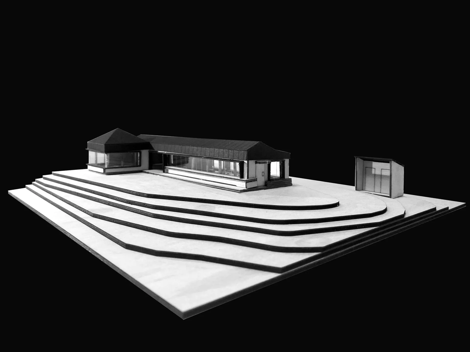 一座極簡主義的建築模型，展示在既有結構上加蓋的現代玻璃屋頂增建。