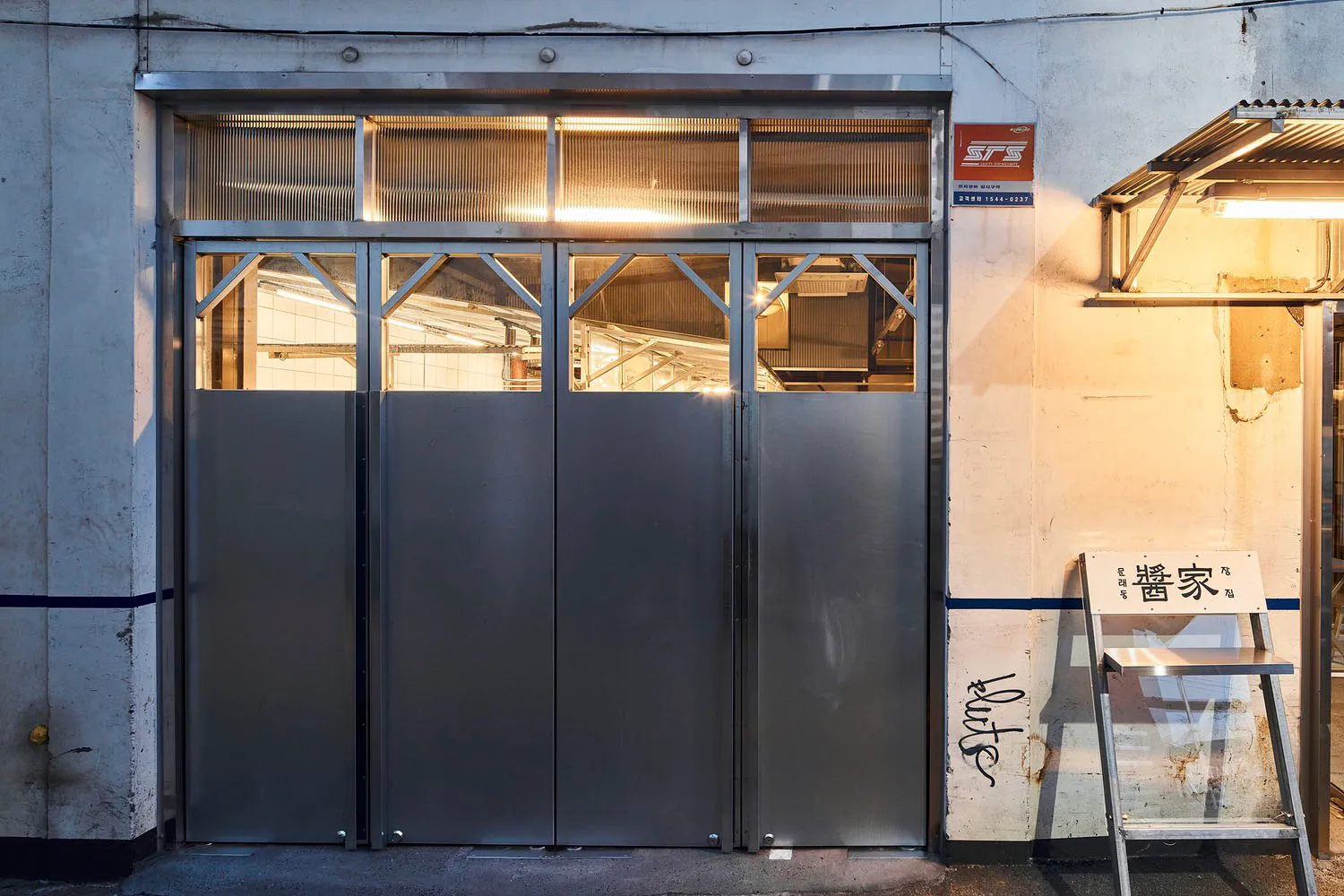 金屬店面呈現工業設計風格,搭配大型玻璃面板與復古外觀。