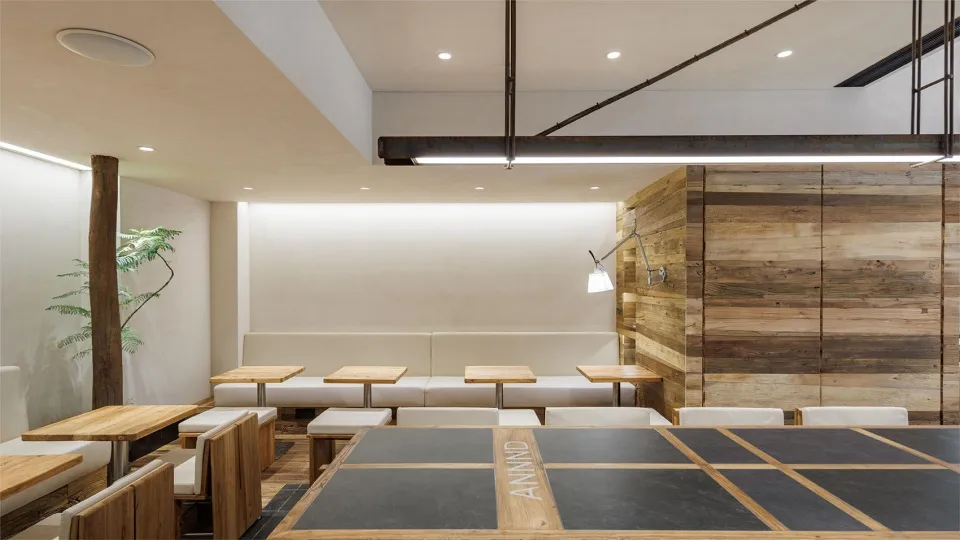 現代餐廳室內空間,搭配木質家具與混凝土地板。
