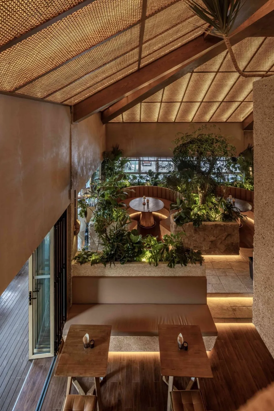 木質餐廳室內擺放綠色植物,營造舒適氛圍。